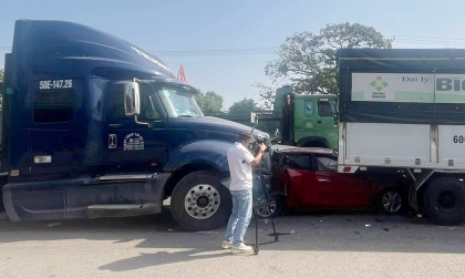 Ảnh TNGT: Tai nạn liên hoàn trên QL 51, Toyota Vios bị đầu kéo đâm nhồi vào gầm xe tải đi trước